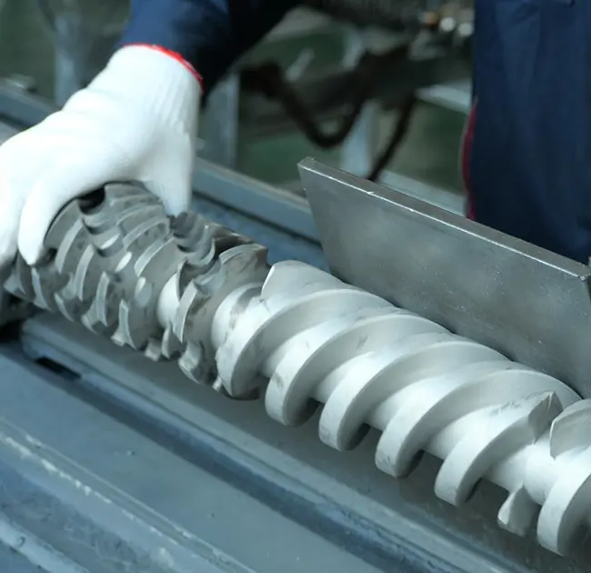 Kial nigraj linioj aperas plurfoje en la extruder? Ĉi tiu artikolo instruas vin kiel rapide determini ĉu ĝi estas kaŭzita de problemo kun la barelo aŭ ŝraŭbo.